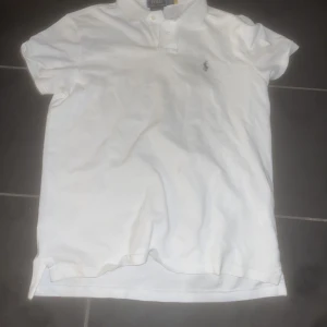 Ralph lauren pike  - Säljer en Ralph lauren piké använd några ggr men bra skick! 7/10 hör av dig om du har några frågor eller funderingar 