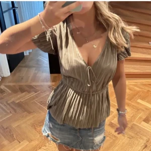 Festblus från Zara - Jättefin guld/ljusgrön festblus från Zara i strl S ❤️❤️    ‼️Lånade bilder‼️