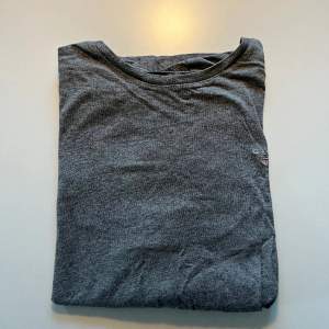 Regular fit T-shirt från GANT som är helt oanvänt. Priset kan diskuteras vid snabb affär