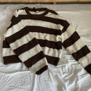 stickad randig tröja - en stickad, randig tröja från HM. säljer tröjan för jag inte använder den längre! 