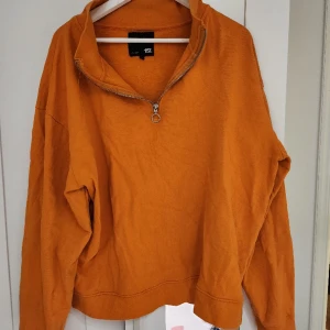 Orange tröja i stl Xl - Köpt i lager 157 mäns kläder. Har använt den 1 gång, därav är den som ny. 