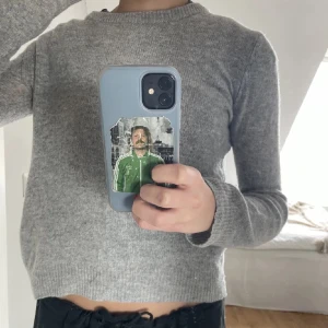 Kashmir tröja  - Tröja i 100% Kashmir köpt här på plick! (Lånad bild från förra säljaren)❣️Storlek M men är liten i storleken så passar mig som är xs 