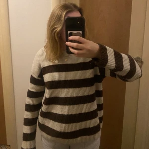 Stickad tröja  - En väldigt fin och skön randig tröja ifrån Monki💕Den är väldigt varm så perfekt nu på vintern!✨