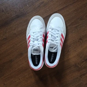Adidas skor - Snygfa Adidasskor i mycket bra skick. Använda ett fåtal gånger. 