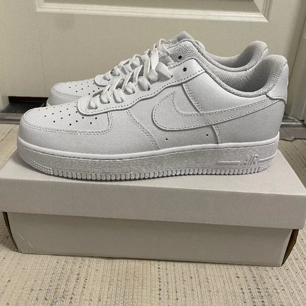 Nike Air Forces 1 Är helt nya och oanvänd. Storlek: 44 Skorna Skickas med boxen, köp bekräftelse finns.. Skor.