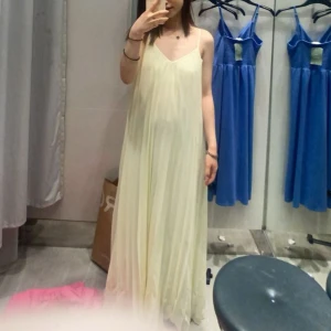 Gul klänning  - Storlek S/Xs, endast använd en gång på midsommaren. Jag är 163 och den slutar precis vid foten. Finns ett litet band till och justerbara Axelband 