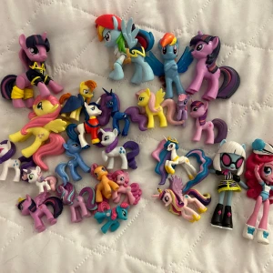 My little pony - Säljer massa olika my little pony figurer, olika priser, kontakta mig om vilken/vilka du är intresserad av så kan jag skicka fler bilder och sätta ett pris🩷