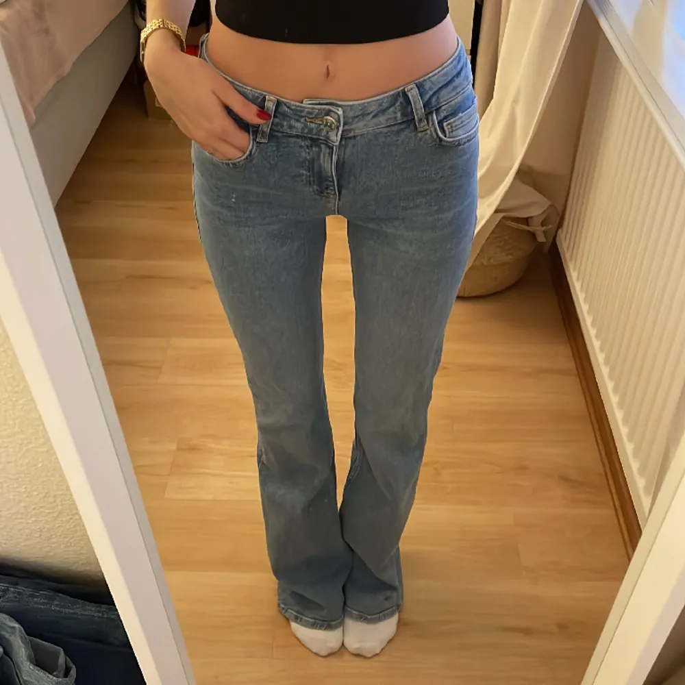 Jeans i modellen bootcut low waist jeans från zara i strl 32, nästan aldrig använda, väldigt stretchiga 💗. Jeans & Byxor.