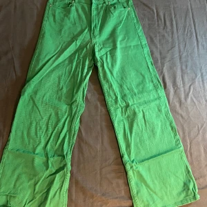 Gröna Jeans från H&M - Använda ett fåtal gånger, för små för mig så därför säljs de!   Hämtas i Hässleholm eller postas.   Pris kan diskuteras! 