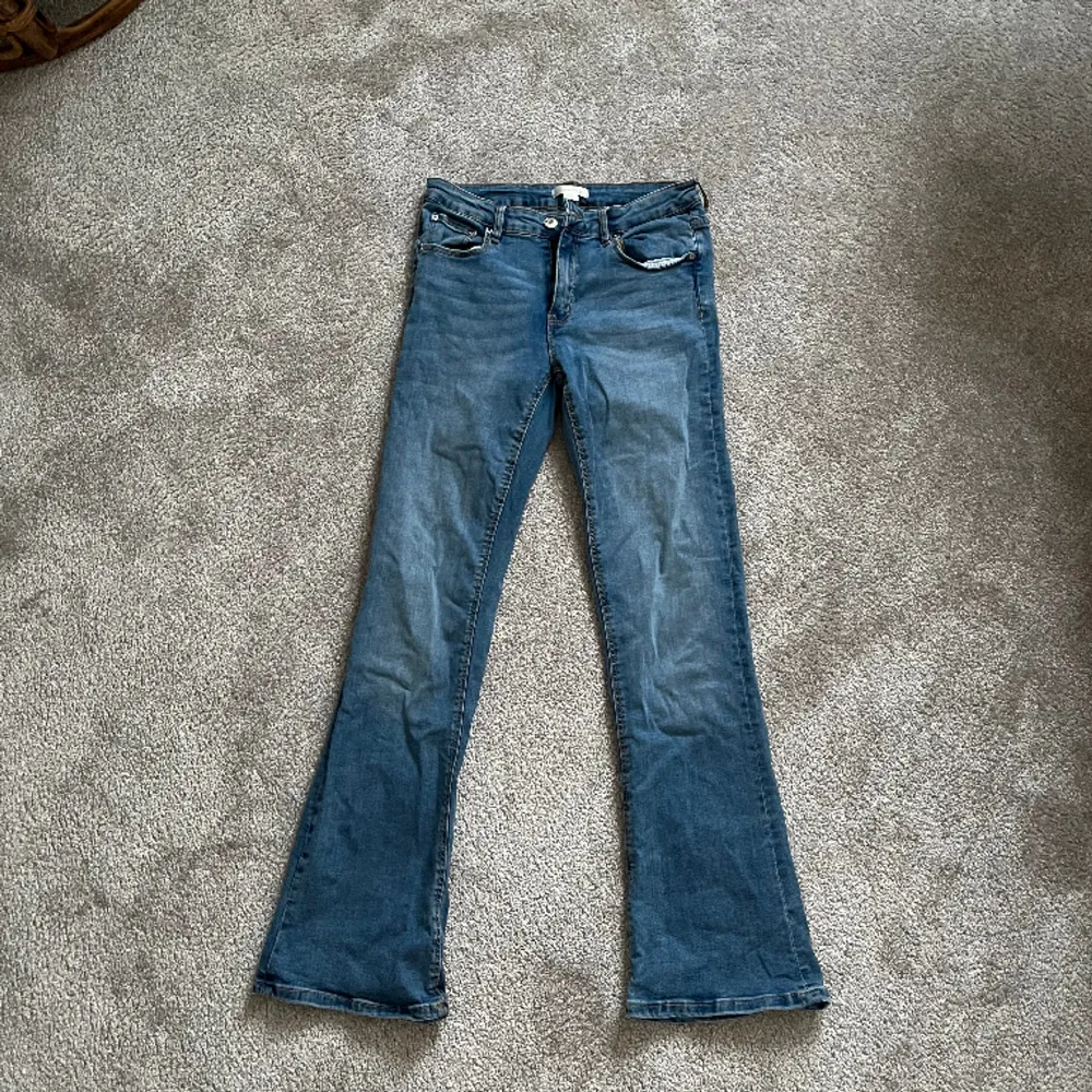 Säljer mina SÅÅÅ snygga Low waist bootcut jeans från gina young med super snygga fickor. Säljer dem pågrund av att dem är för små tyvärr! Passar 32-34 också. . Jeans & Byxor.