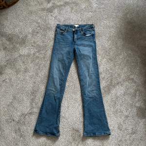 Säljer mina SÅÅÅ snygga Low waist bootcut jeans från gina young med super snygga fickor. Säljer dem pågrund av att dem är för små tyvärr! Passar 32-34 också. 