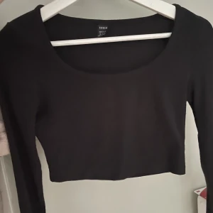 Svart långärmad  - Svart vanlig långärmad tröja i storlek xs. Köp gärna via köp nu🫶