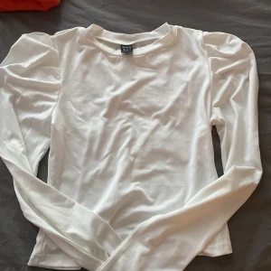 Tröja med puff armar  - Tröjan var inte min stil så känner att den får gå vidare 