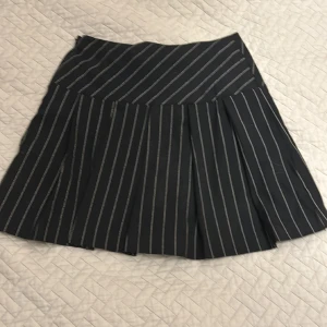 Hm kjol - Jätte snygg hm kjol som är lågmidjad i storlek 32