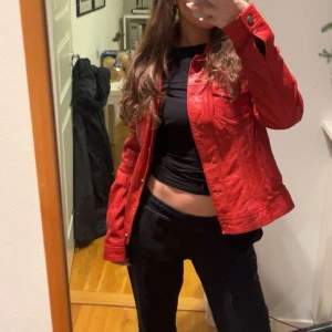 Röd skinnjacka - Säljer denna superfina skinnjacka från onstage denmark. Den kommer tyvär inte till användning längre.