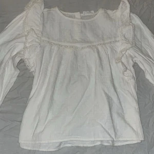 Blus - Säljer denna gulliga vita blus i storlek 152 från mango, helt oanvänd då de inte blev rätt storlek. Pris 200kr (köpt för 300kr)💞