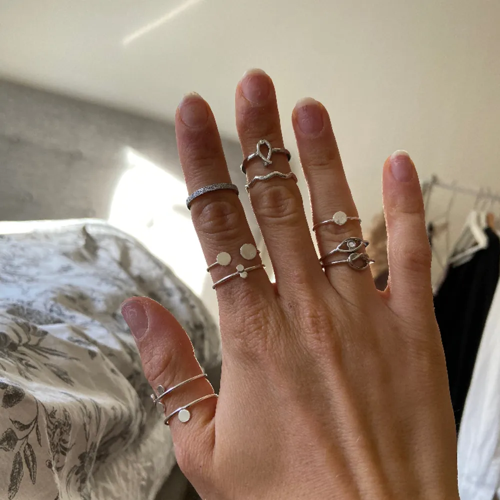 Säljer dessa coola silver ringar som tyvärr inte kmr till användning . Accessoarer.