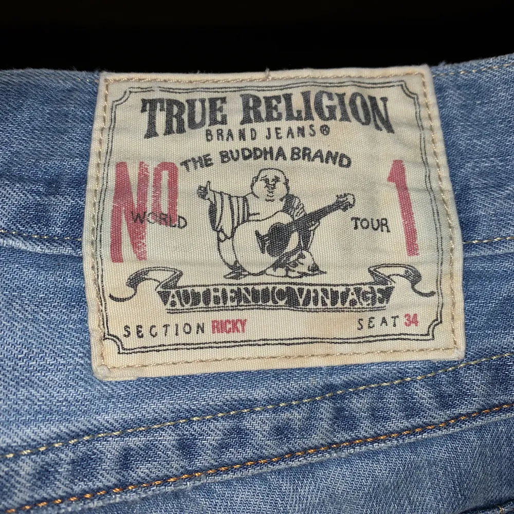 Ett par true religon jeans som intr kommer till användning drf jag säljer dem. Dem är i jätte bra skick och är knappt använda. Storleken är 32w, skriv om ni har några frågor och priset är inte bestämt . Jeans & Byxor.