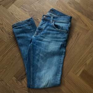 Säker dessa nudie jeans för de tyvärr blivit försmå Inga defekter  Jättesnygga och sitter bra Nypris ca 1600 Frakt betalar köparen 