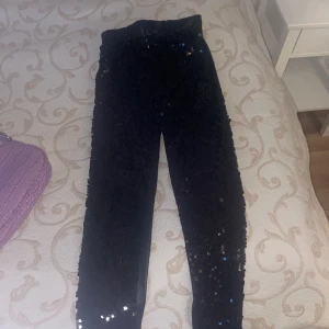Glittriga skinbyxor - Skin byxor som är medel midjade,har använts ett par gånger 