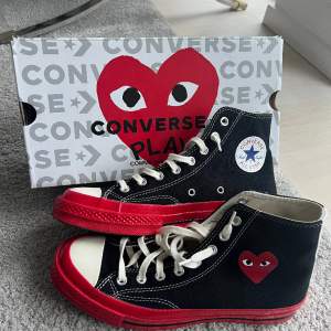 Limited edition sneakers från från Converse x Play! Storlek: 8 (41,5) Färg: Svart, röd & vit  Nypris: 1650kr  Nyskick (oanvända)!  