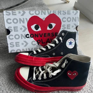Converse x play sneakers - Limited edition sneakers från från Converse x Play! Storlek: 8 (41,5) Färg: Svart, röd & vit  Nypris: 1650kr  Nyskick (oanvända)!  