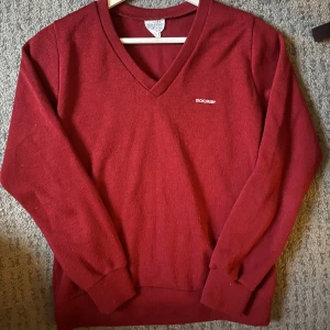 Vinröd sweatshirt/tröja - Snygg ”sweatshirt” stil, kommer bara inte till användning. 80%akryl 20%polyester. Normal i storlek.