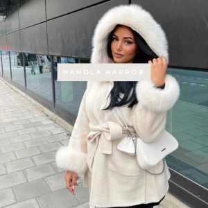 SÖKER KAPPA päls - Kappa med päls kan vara luvan eller både armar vit , svart beige storlek xs