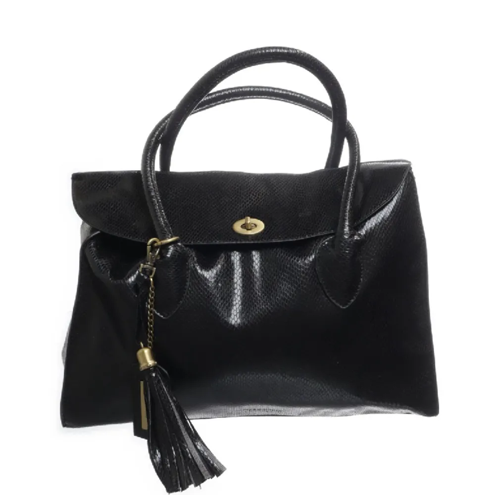 Säljer denna svarta handväska från bozzni då den ej kommer till användning. Använd omhändertagande, endas en liten defekt på skinnet. Rött satintyg innuti❤️. Väskor.