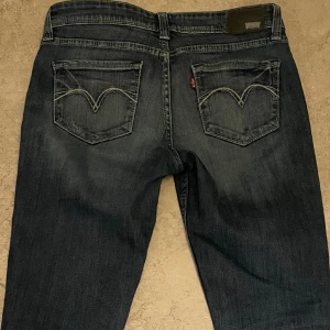 Lågmidjade jeans  - Lågmidjade Levis jeans i fint skick, fyndade på en en flea market i Barcelona! Skriv för mer info! 