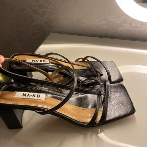 Klackskor - Fina till nyår, helt oanvända då jag köpte dom i en för stor storlek. Köpta från NA-KD