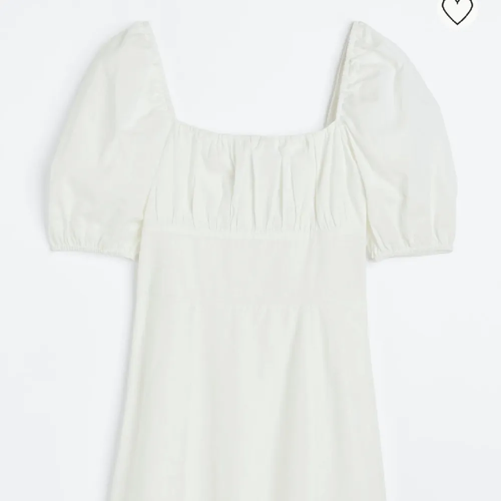 Vit enkel klänning från H&M som är använda en gång och i väldigt fint skick i storlek M. Klänningar.