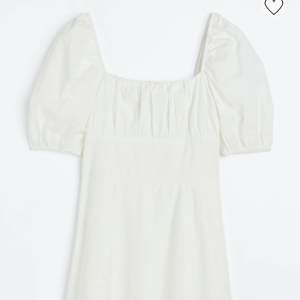 Vit enkel klänning från H&M som är använda en gång och i väldigt fint skick i storlek M