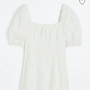 Vit enkel klänning från H&M som är använda en gång och i väldigt fint skick i storlek M