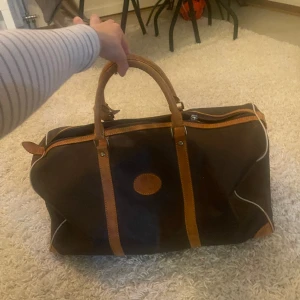 Väska  - Stor rensning av garderober samt hus oga flytt. Pris kan diskuteras för paketpris på fler än 3 varor. 