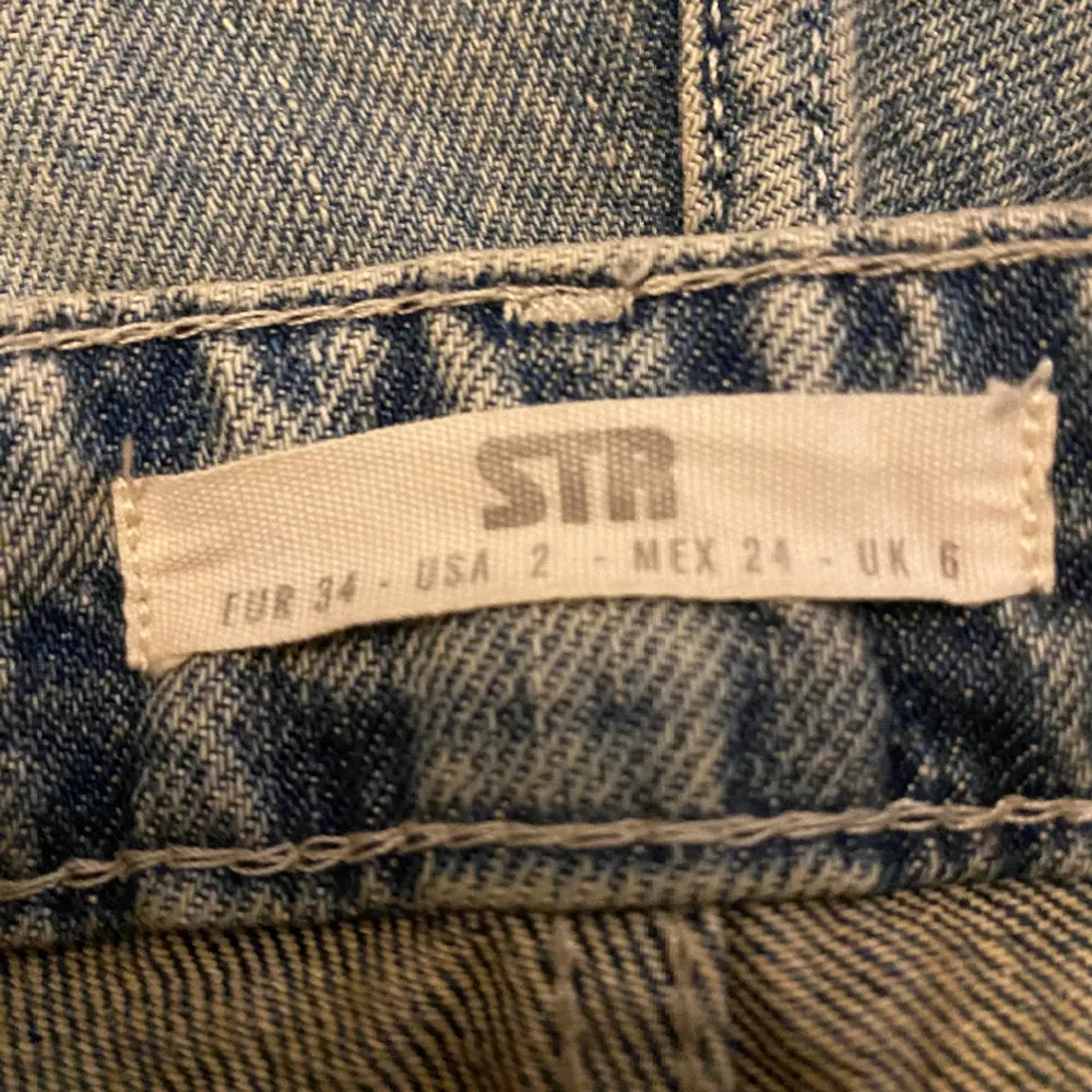 Jätte fina lågmidjade Jeans från ASOS  stradivarius med superfint wash. I storlek 34/24/6. köpta för 500kr men säljer för 300kr. Var inte rädd att kontakta för mått och mer information. . Jeans & Byxor.