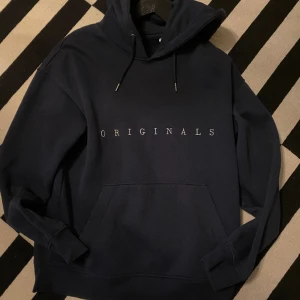 Originals hoodie - Tjena! Säljer min Originals hoodie då den ej används. Väl omhändertagen utan defekter. Skick: 9/10. Tveka inte på att höra av er vid frågor!