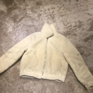 Jacka  - Gosig halvvarm jacka , några fläckar men syns inte jättemycket när jackan är på men därav priset