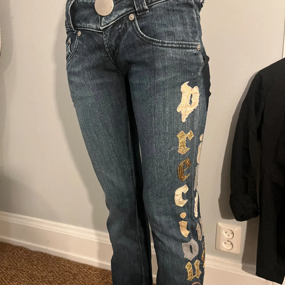 Lågmidjade miss sixty jeans med en text på sidan  de har ett litet hål ved sidan av jeansen som man kan se lite av på andra bilden därav billigt pris ❤️. Jeans & Byxor.