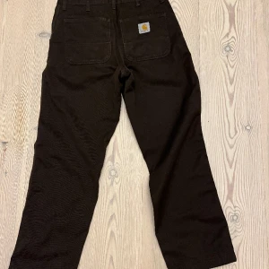 Carhartt byxor - Ett par mörkbruna carhartt simple pant i storlek 28/32, helt okej skick. 