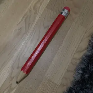 En stor röd penna som knappt har använts. Den funkar bra och är rolig för speciellt yngre barn. Det kan vara roligt att ge som en present till någon eller att ha för sig själv.