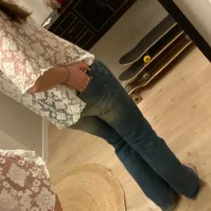 Lee Jeans - Low waist och bootcut. Vintage lee jeans köpta på stadsmissionen. Väl använda men i mycket bra skick. Köp helst via köp nu samt prisförslag❤️