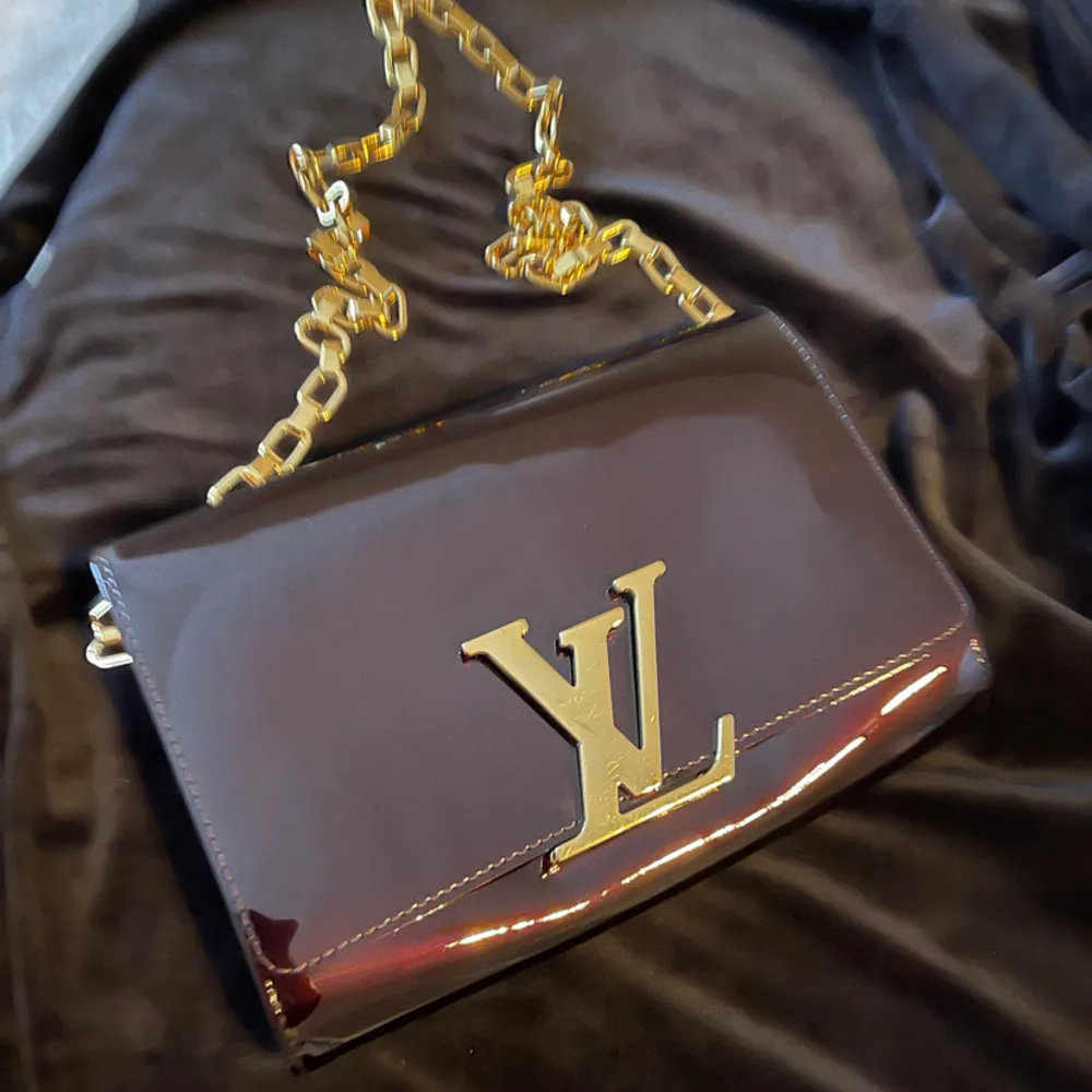 LOUIS VUITTON  Patent leather  Handbag  Bredd 22 cm Höjd 16 cm  Färg  Abourgine  Köp på LV butik i stockholm har slarvat bort kvittot, säljs inte längre i butik eller på nätett!   Mitt pris: 12 500 kr . Väskor.