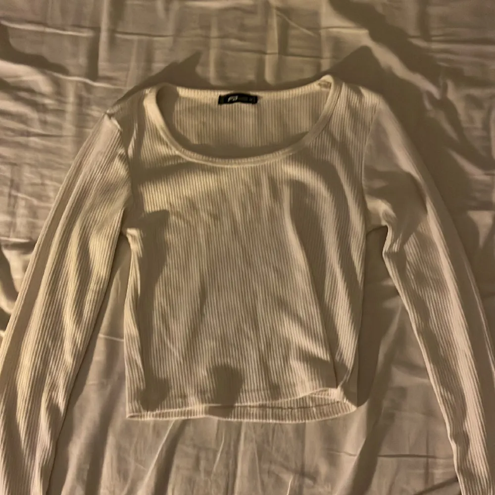Säljer denna jättefina stickade långärmade vita tröjan från new yourker, säljer för att hittar ingen andvändning till den nu. Andvänd ett få tal angånger.🤍. Stickat.