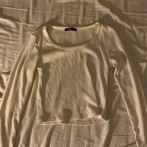 Säljer denna jättefina stickade långärmade vita tröjan från new yourker, säljer för att hittar ingen andvändning till den nu. Andvänd ett få tal angånger.🤍