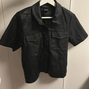 Topp - Jättesnygg topp från Gina som är i nyskick🖤storlek XS men passar även S