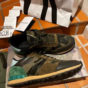 Säljer dessa Valentino Rockrunners som är i topp skick, väldigt bra skick, alla tillbehör/og, gröna, köpta på nk, nypris 8100kr, priset är inte fast, för fler bilder eller liknande skriv till mig så löser vi det!