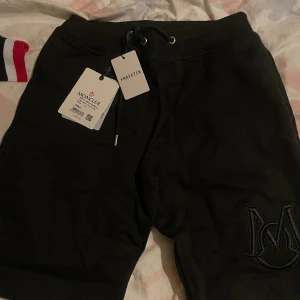 Moncler Shorts - Moncler Shorts i storlek M och L finns tillgängliga.  Nypris: 5900 Mitt pris: 3900