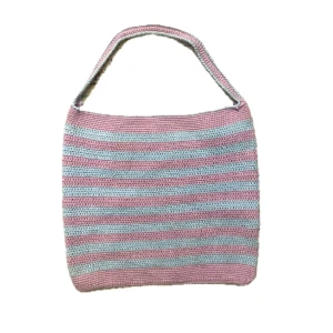 virkad tote bag - blå och lila virkad tote bag, i bra skick säljer då den inte kommer till användning🫶 väldigt olika ljus men skulle säga att färgerna mer stämmer överrens med den första bilden❤️ perfekt till semestern 