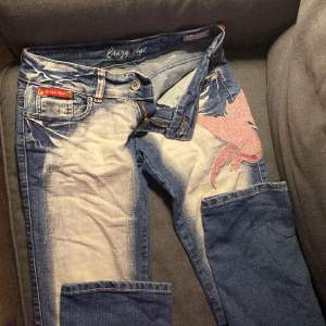 Fina crazy age jeans i storlek 36/s. Byxorna har 1 defekt vilket är ett litet hål på baksidan av byxorna (se sista bilden) 